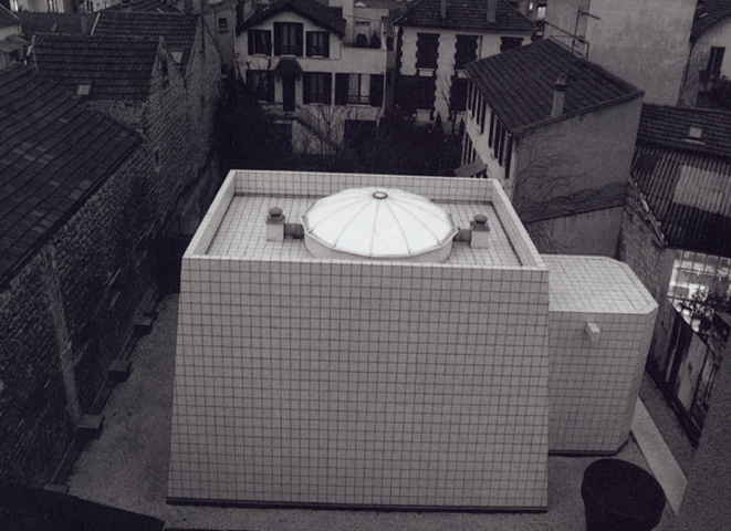 "Wohnmaschine" (Unité d'Habitation), 2002, installation, projection 2:
  'Built utopias' / 'Gebaute Utopien', architecture slides (Kirsten Kötter)