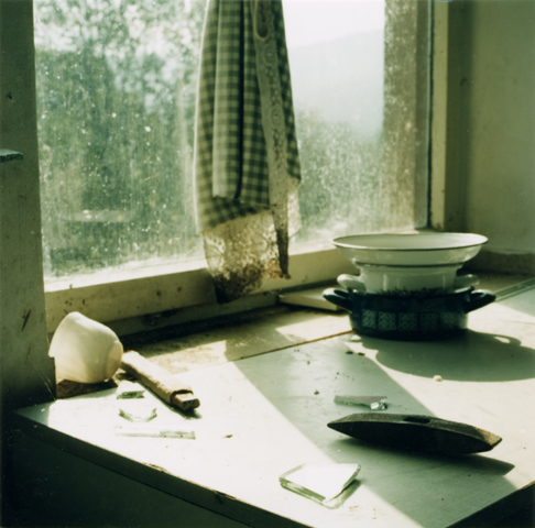 Kitchen / Küche, 2002, photography, 25 × 25 cm,
  photo series Jugendherberge Veckerhagen (Kirsten Kötter)