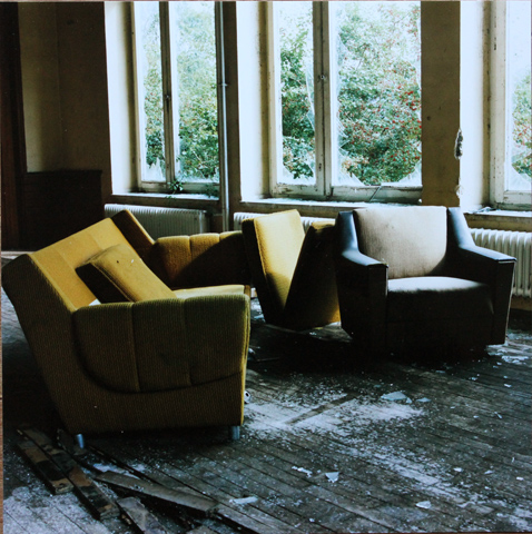 Living room / Wohnzimmer, 2002, photography, 70 × 70 cm,
  photo series Jugendherberge Veckerhagen (Kirsten Kötter)