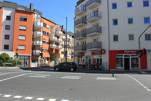 Frankfurt a. M., Am Dornbusch 31, 2018, Pizza Hut und Café und aufgestockte Wohnungen, Foto: Kirsten Kötter