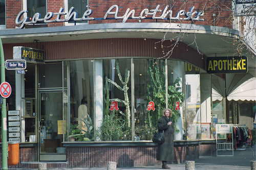 Frankfurt a. M., Oeder Weg / Bornwiesenweg, 1996, Goethe Apotheke, Foto: Kirsten Kötter