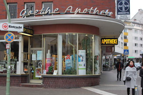 Frankfurt a. M., Oeder Weg 51 / Bornwiesenweg, 2018, Goethe Apotheke, Foto: Kirsten Kötter