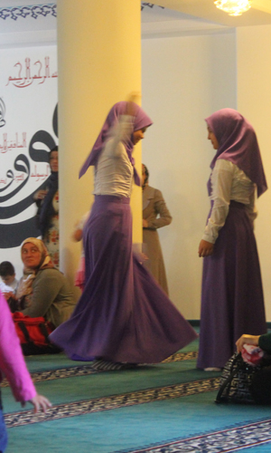 Girls are dancing in the lower room of the mosque after prayer (photography 2014-08-31: Kirsten Kötter)