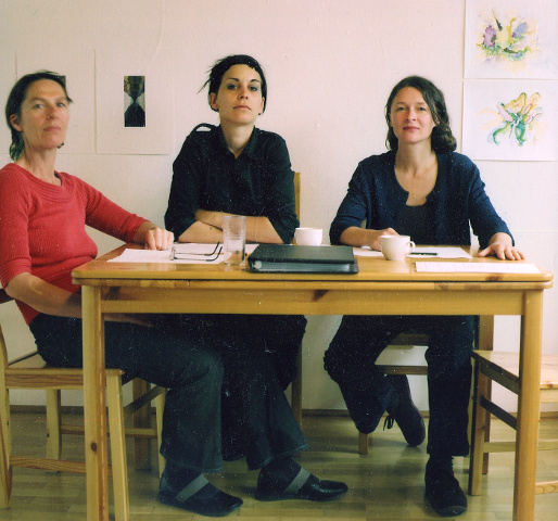 Salzburger Kunstgespräch Vol. 1, 23.05.2005, Stadtatelier, Künsterhaus Salzburg, left to right: Hildegard Fraueneder (head of Galerie 5020, Salzburg), Manuela Mitterhuber (board member of Galerie 5020, artist), Birgit Sattlecker (staff of Galerie Fotohof, Salzburg)