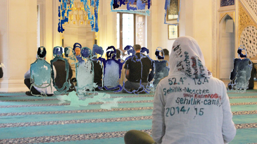 Site-specific research Şehitlik Mosque, Berlin, 2015-11-07_maenner-skizze-videostill_dm, video, 8:49 min., 393 MB, 2018, digital montage, video still (Kirsten Kötter)